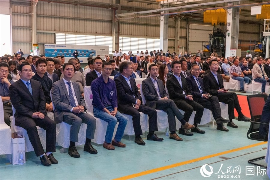 巴西米納斯吉拉斯州、波蘇阿雷格里市政府官員，徐工巴西制造的供應商、經(jīng)銷商、客戶伙伴和員工代表，以及在巴中資機構代表等200多人，出席了徐工巴西制造投產(chǎn)運營10周年暨第23456臺產(chǎn)品下線儀式。 人民網(wǎng) 威廉·科埃略·維亞納攝