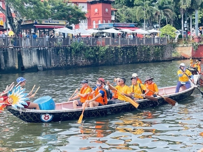 多元種族共同奮輯前進，體驗在馬六甲河劃龍舟，引來大批游客駐足圍觀。組委會供圖