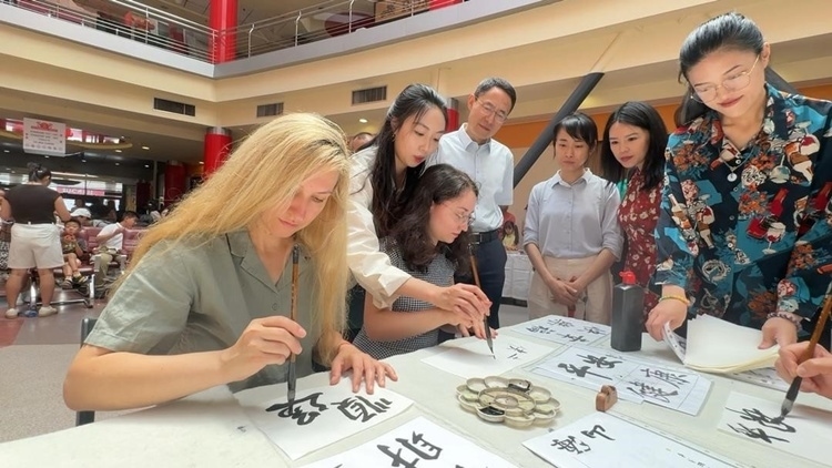 羅馬尼亞友人在活動現(xiàn)場學寫漢字。中國駐羅馬尼亞大使館領僑處供圖