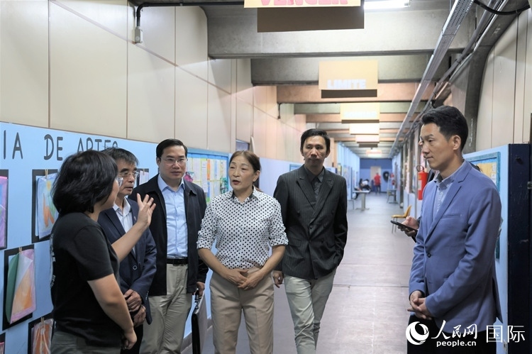 中國駐里約總領(lǐng)館商務(wù)參贊敬艷輝（右一）等嘉賓在里約孔院中方院長孫艷萍（左一）帶領(lǐng)下，參觀薩繆爾·韋納公立學(xué)校的中文教室，了解該校中文教學(xué)軟硬件設(shè)施。人民網(wǎng)記者 時(shí)元皓攝