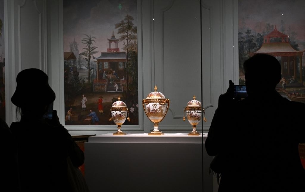 4月1日，觀眾在北京故宮參觀“紫禁城與凡爾賽宮——17、18世紀(jì)的中法交往”展覽。新華社記者金良快攝