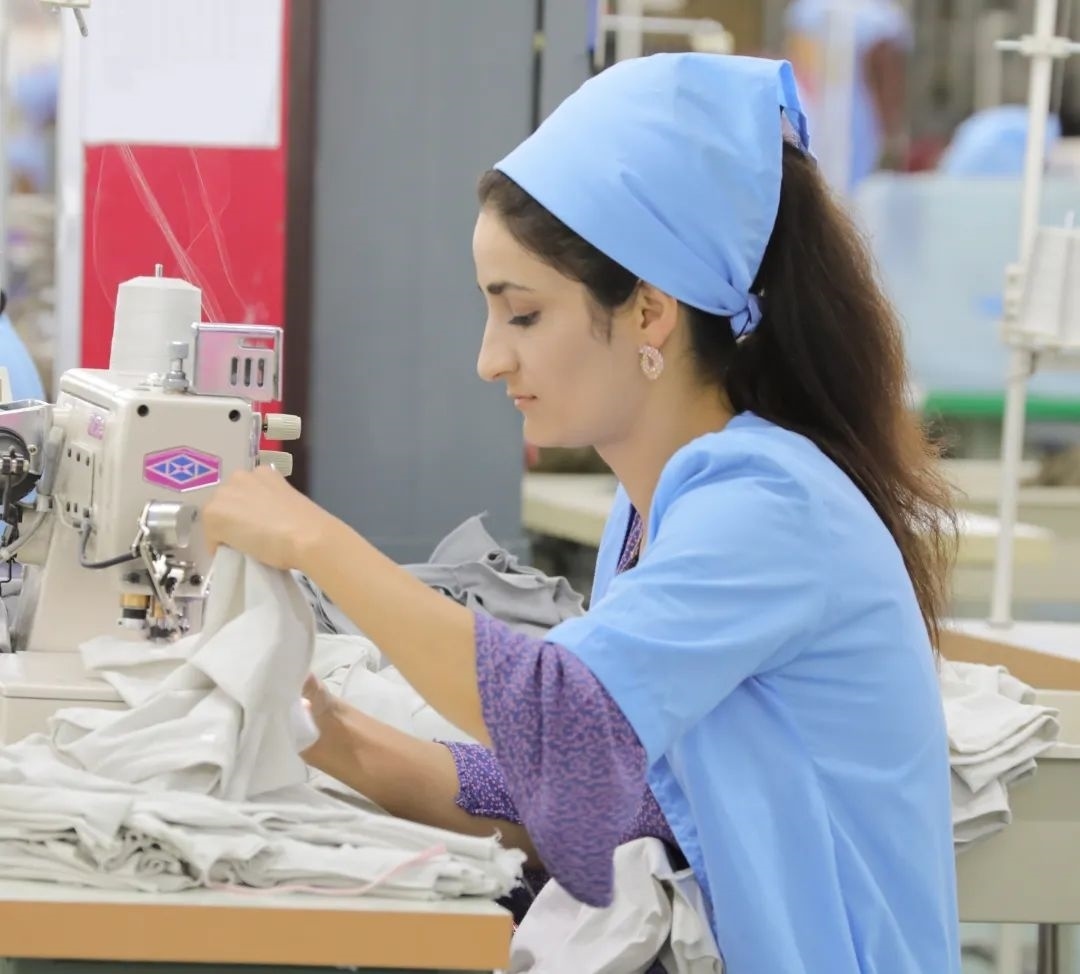 當(dāng)?shù)毓と苏谶M(jìn)行成衣縫紉。胡澤曦?cái)z