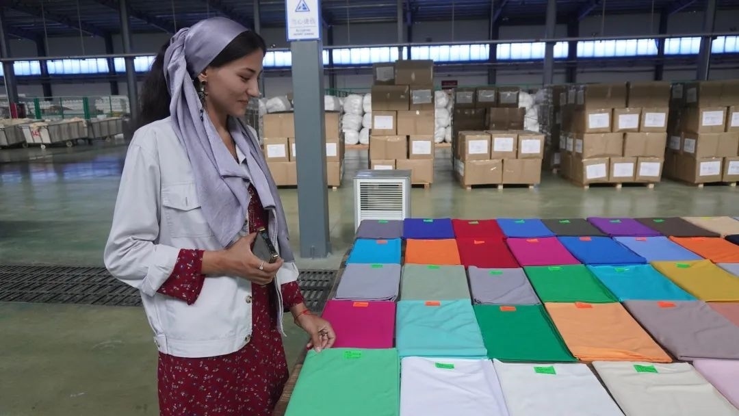 當(dāng)?shù)毓と苏跈z驗(yàn)成品。曲頌攝