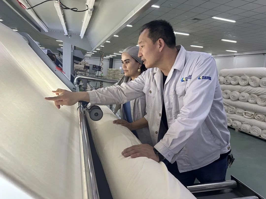 中方技術(shù)人員正在指導(dǎo)當(dāng)?shù)毓と?。屈佩攝