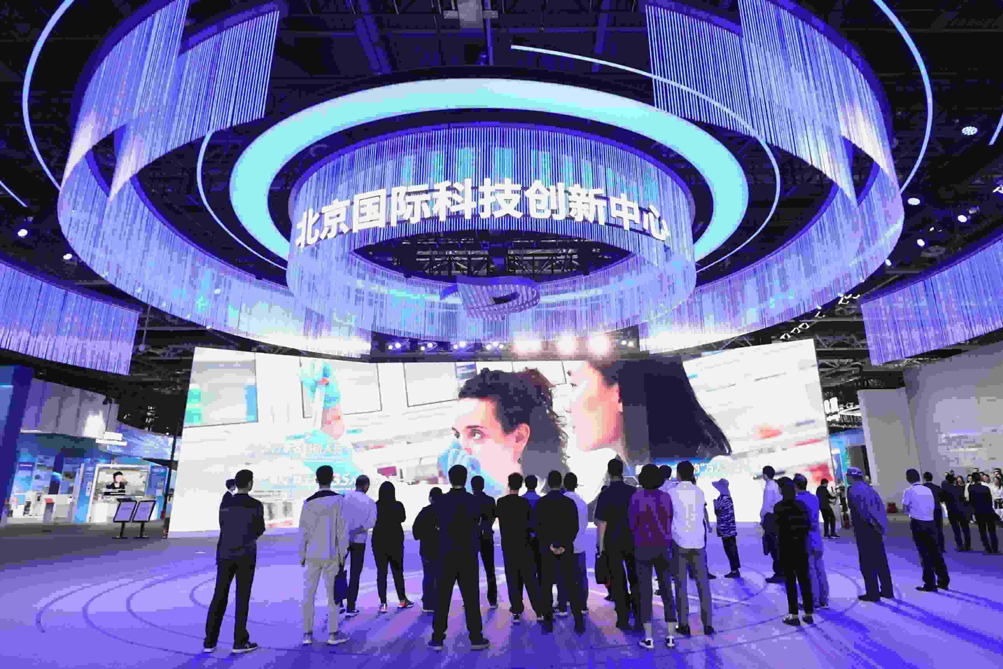 △2024年5月11日，觀眾在中關(guān)村展示中心觀看科技創(chuàng)新宣傳片。