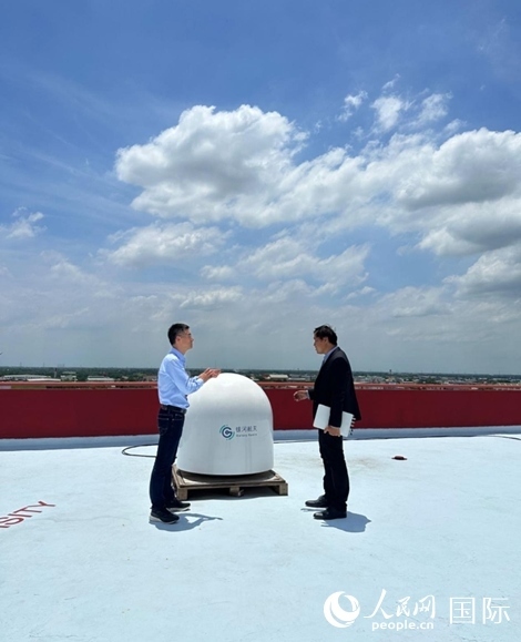 中泰兩國技術人員交流低軌寬帶衛(wèi)星互聯(lián)網(wǎng)運行情況。人民網(wǎng)記者 簡承淵攝