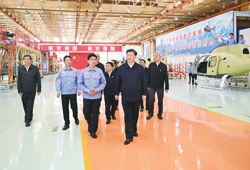 2023年10月10日至13日，中共中央總書記、國家主席、中央軍委主席習(xí)近平在江西考察。這是11日上午，習(xí)近平在景德鎮(zhèn)市昌河飛機(jī)工業(yè)（集團(tuán)）有限公司考察。 新華社記者 燕雁/攝
