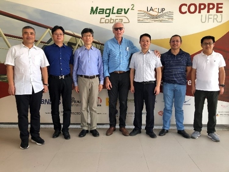 實(shí)驗(yàn)室建設(shè)團(tuán)隊(duì)主要負(fù)責(zé)人與巴西里約熱內(nèi)盧聯(lián)邦大學(xué)交流。西南交通大學(xué)供圖