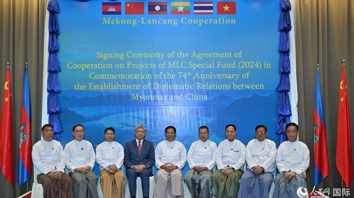 中國駐緬甸大使陳海（左四）與緬方執(zhí)行部委部長合影。人民網(wǎng)記者 謝佳君攝