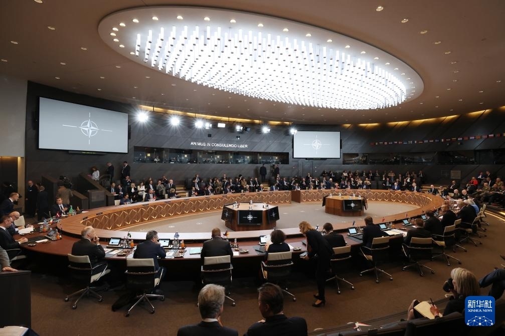 這是6月14日在比利時(shí)布魯塞爾北約總部拍攝的北約防長會現(xiàn)場。新華社記者 趙丁喆 攝