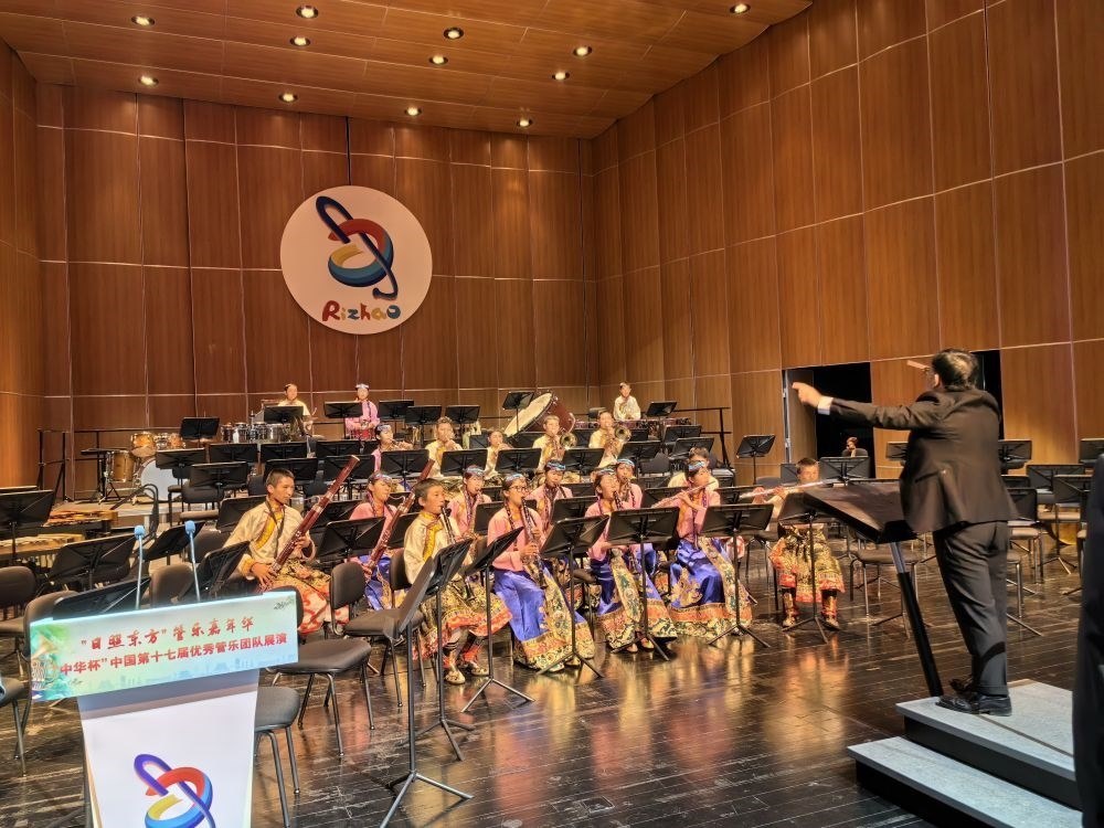 5月4日，來(lái)自果洛西寧民族中學(xué)的果洛州青少年管樂(lè)團(tuán)在山東省日照市演出。