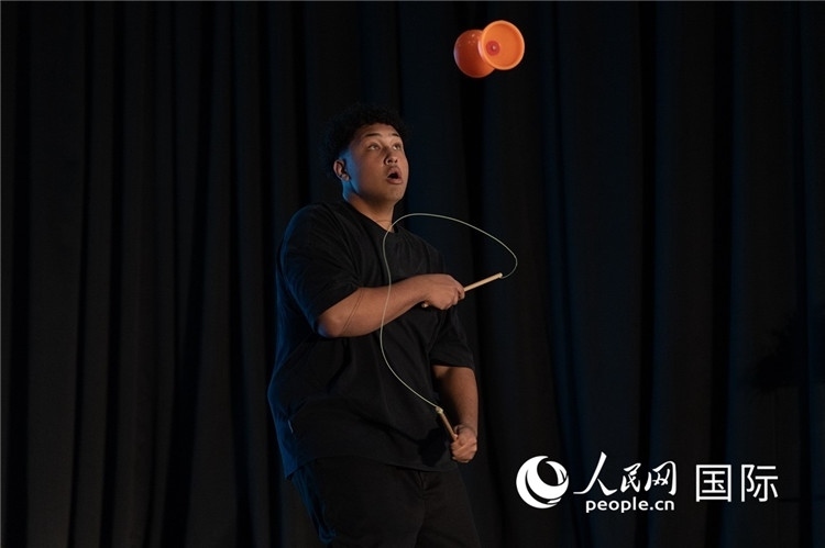 參賽選手表演的抖空竹如行云流水。人民日報(bào)非洲中心分社 希拉茲·莫林?jǐn)z