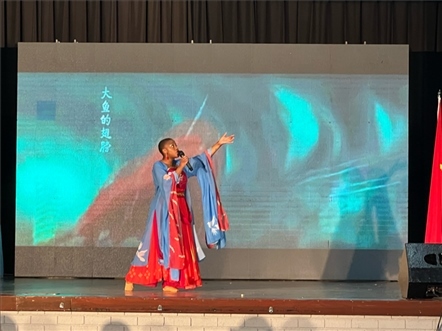 一等獎獲得者彩翼進(jìn)行才藝表。（圖片來源：孔子課堂）