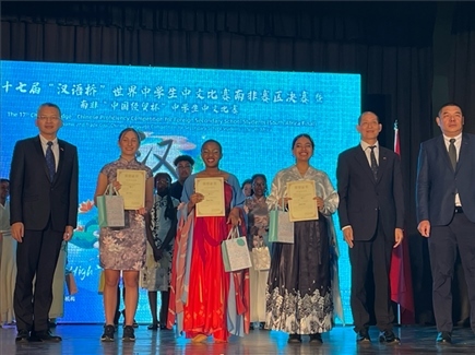 李旭東教育參贊（左一）與赴華參賽選手等合影留念。（圖片來源：孔子課堂）