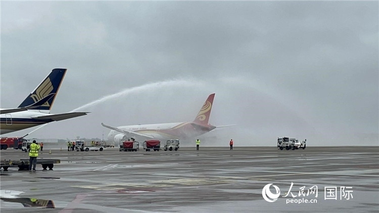 航班享受“水門禮”后起飛。牛瑞飛攝
