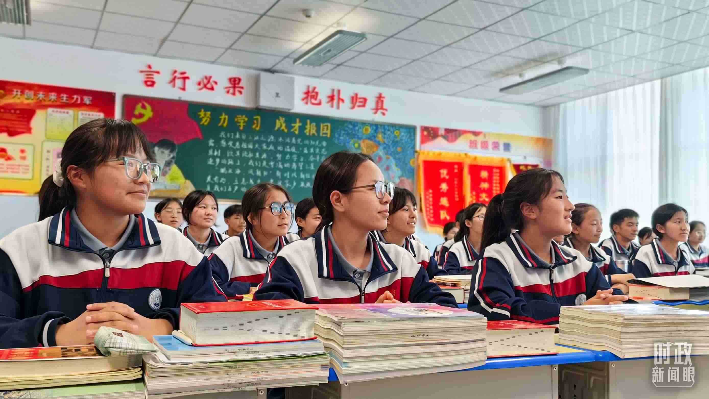 △果洛西寧民族中學(xué)高一（1）班的“新時(shí)代、新家鄉(xiāng)”主題思政課。（總臺(tái)央視記者段德文拍攝）