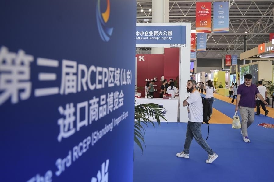 2023年8月18日，人們在第三屆RCEP區(qū)域（山東）進(jìn)口商品博覽會上參觀。新華社發(fā)（許傳寶 攝）