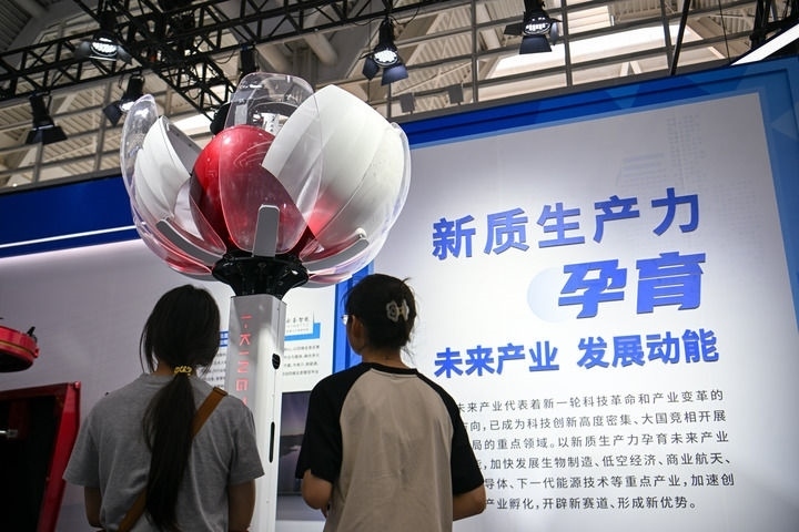 6月20日，與會者參觀天津云圣智能科技有限責任公司展區(qū)展出的“圣·寶蓮燈”全自主無人機巡檢系統(tǒng)。新華社記者 孫凡越 攝