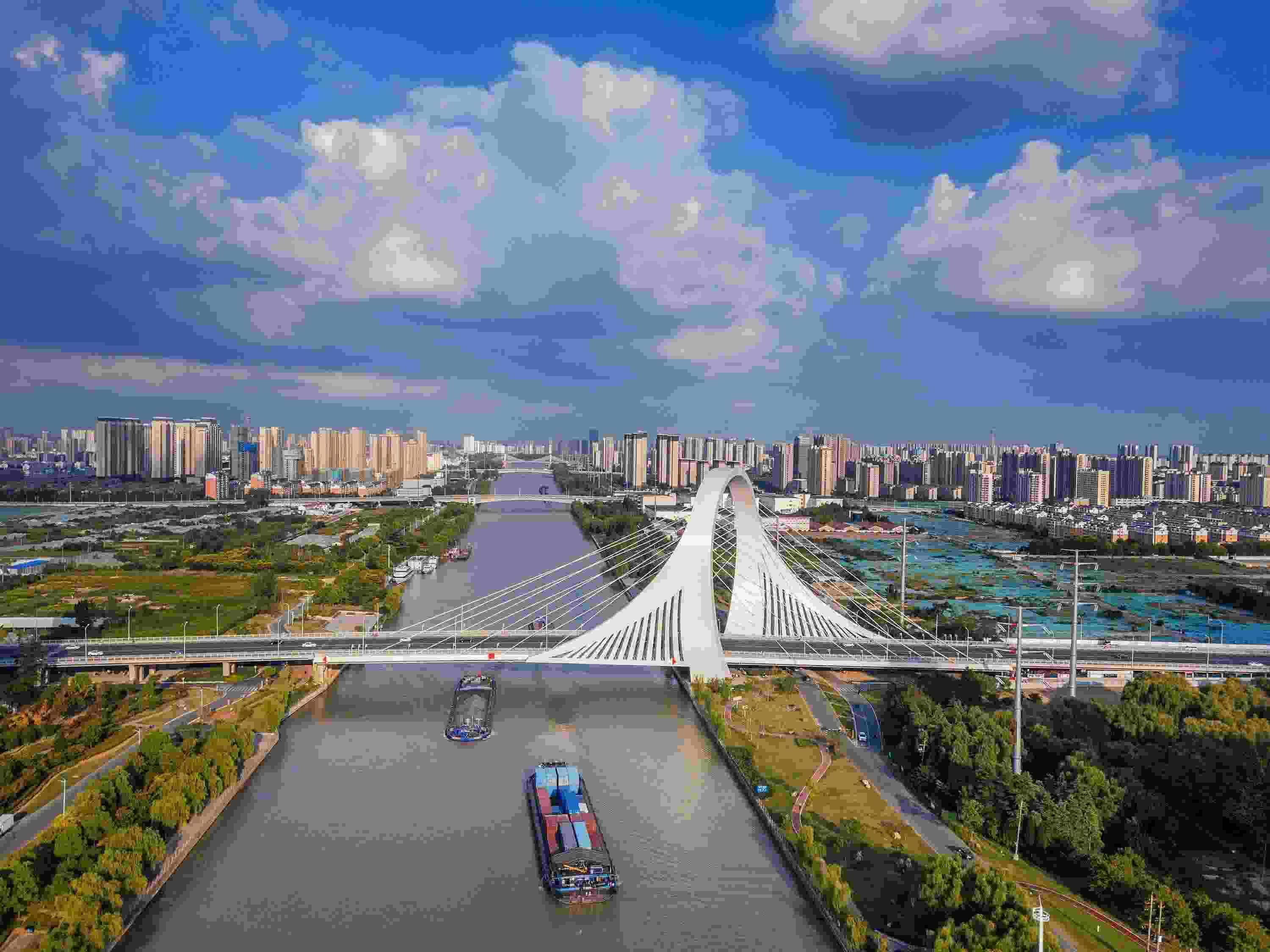 2022年9月12日，幾艘船舶行駛在江蘇淮安運河大橋附近。