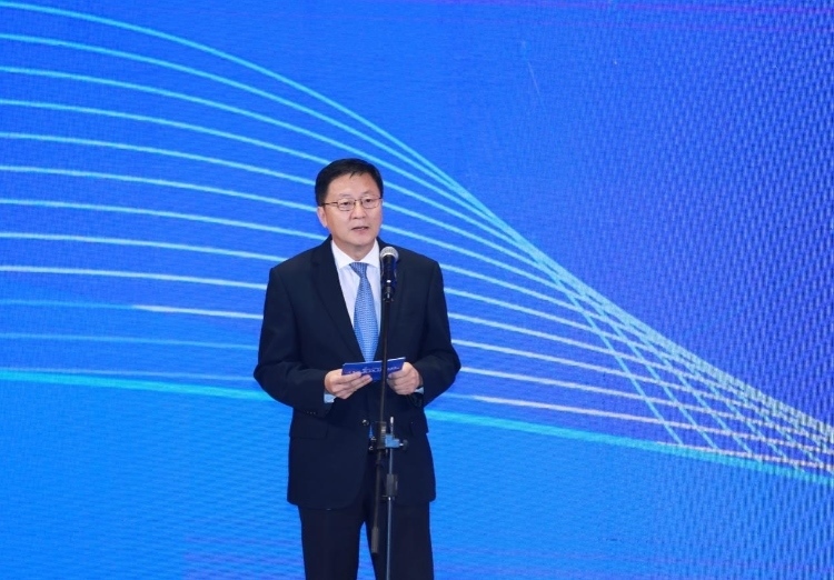 中國網(wǎng)總編輯王曉輝主持論壇。中國外文局供圖