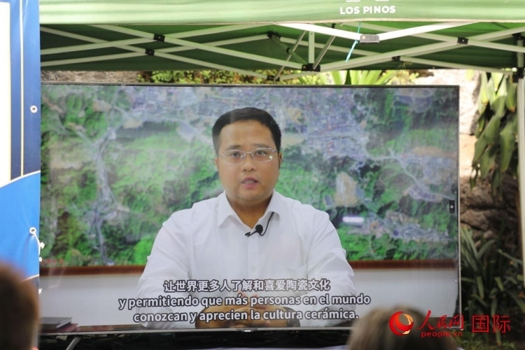 德化縣人民政府縣長方俊欽視頻致辭。人民網(wǎng) 埃內(nèi)斯托·多明戈斯攝