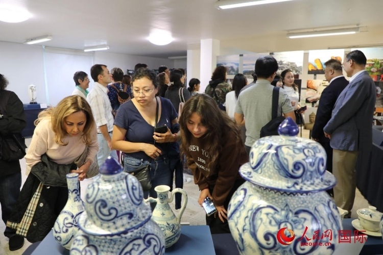 在展覽現(xiàn)場，觀眾們駐足欣賞德化瓷和墨西哥彩瓷。人民網(wǎng) 埃內(nèi)斯托·多明戈斯攝