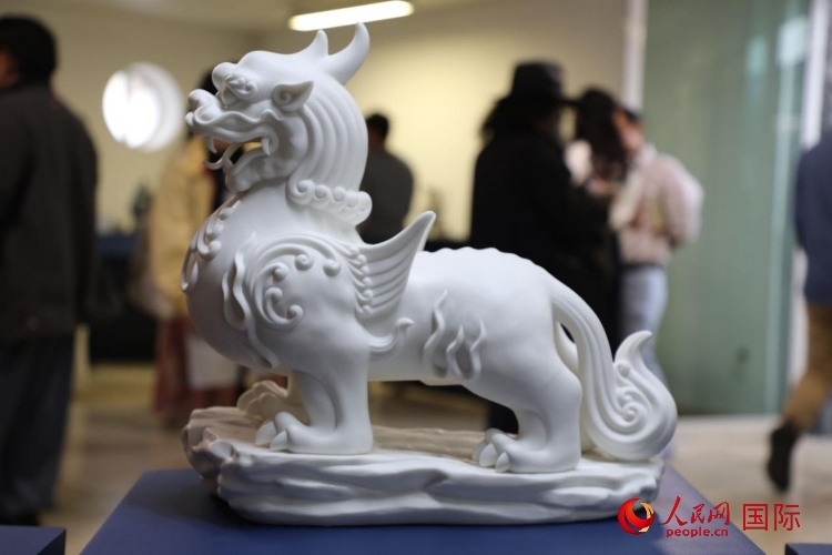 展覽現(xiàn)場的德化白瓷。人民網(wǎng) 埃內(nèi)斯托·多明戈斯攝