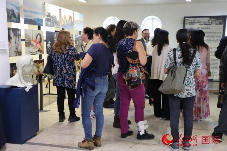 在展覽現(xiàn)場，觀眾們駐足欣賞德化白瓷和墨西哥彩瓷。人民網(wǎng) 埃內(nèi)斯托·多明戈斯攝