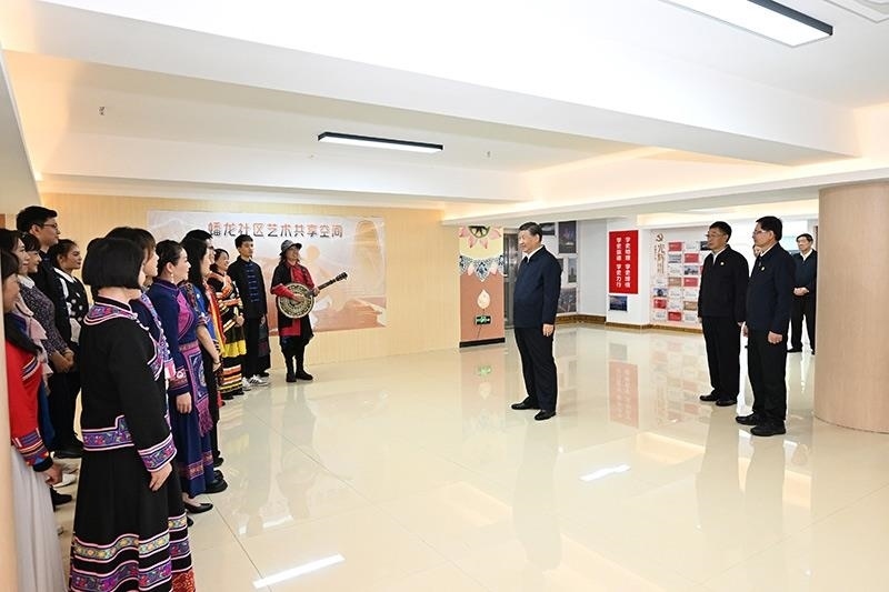 2023年12月14日，習(xí)近平總書記在廣西南寧市良慶區(qū)蟠龍社區(qū)黨群服務(wù)中心文體活動室同社區(qū)居民親切交流。