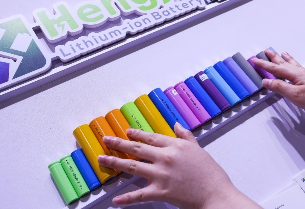 參展商在第135屆廣交會新能源展區(qū)布置鋰電池展品（2024年4月15日攝）。新華社記者 劉大偉 攝