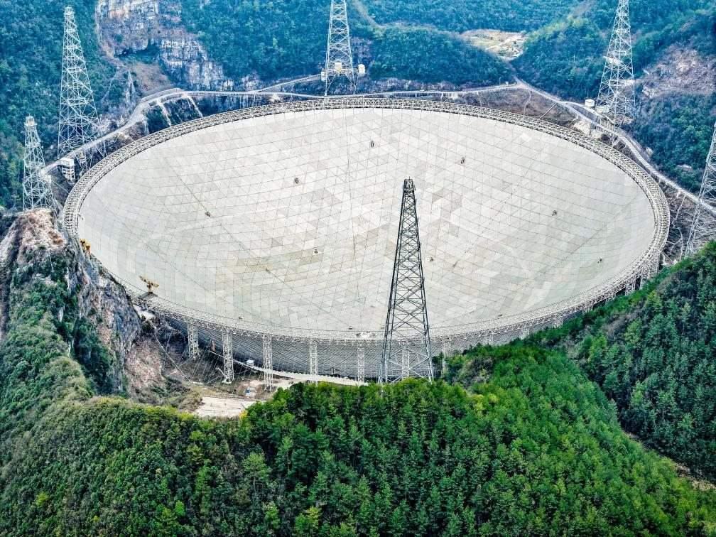 這是2024年2月26日拍攝的位于貴州的“中國天眼”（無人機(jī)全景圖片，維護(hù)保養(yǎng)期間拍攝）。新華社記者 歐東衢 攝