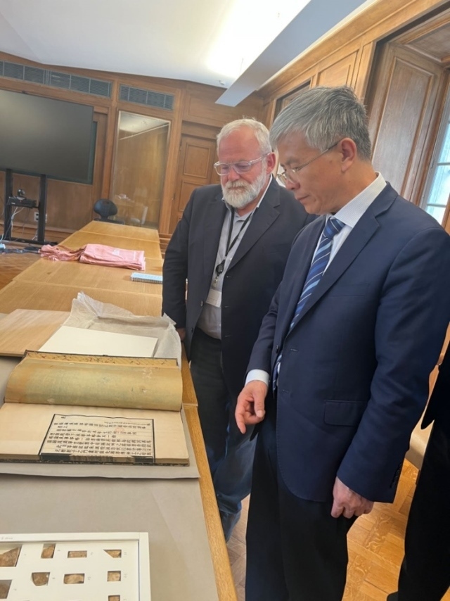 山東大學校長李術(shù)才率團訪問法國國家圖書館。山東大學供圖