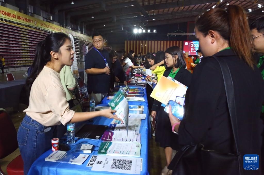 6月22日，在泰國(guó)曼谷吞武里大學(xué)舉辦的中國(guó)高等教育展上，學(xué)生在中國(guó)高校展臺(tái)前了解信息。新華社記者 孫瑋彤 攝