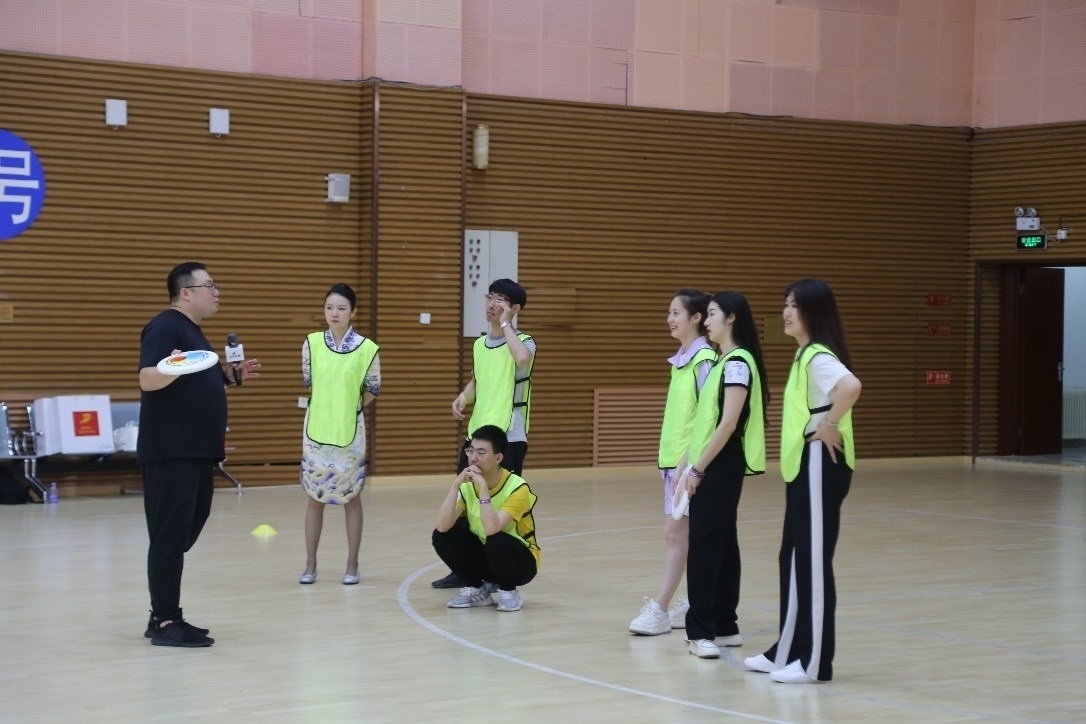 在“友趣體驗(yàn)營”上，年輕用戶正在學(xué)習(xí)飛盤運(yùn)動(dòng)技巧。 受訪者供圖