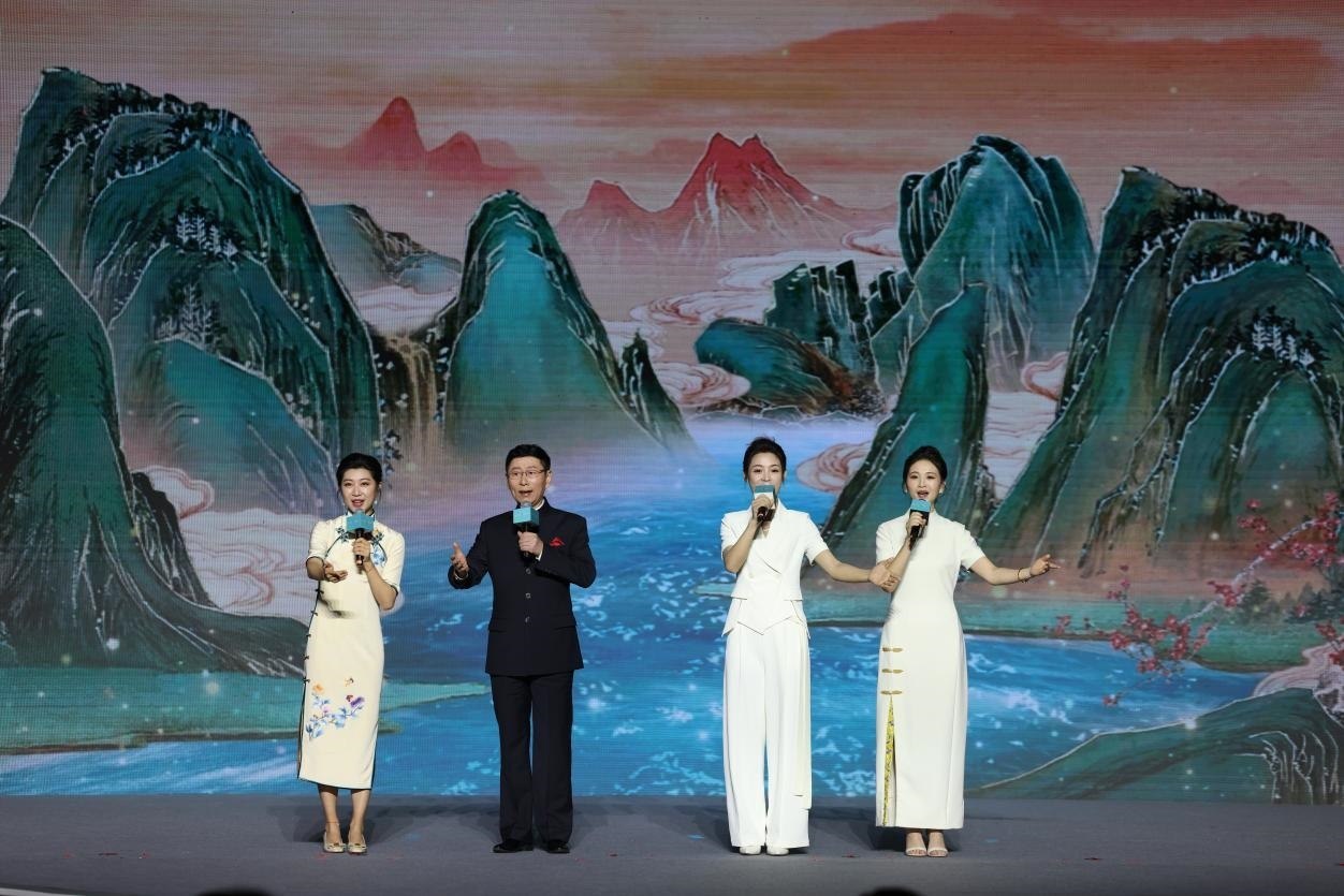 國(guó)家一級(jí)演員、京劇表演藝術(shù)家王平（左二），國(guó)家一級(jí)演員、南京藝術(shù)學(xué)院教授單雯（左一），浙江小百花越劇團(tuán)青年演員陳麗君（右二）、何青青（右一）同臺(tái)唱響千年運(yùn)河情。