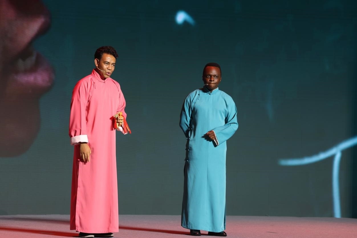 來(lái)自馬達(dá)加斯加的北京外國(guó)語(yǔ)大學(xué)教師唐磊（左）和來(lái)自肯尼亞的天津師范大學(xué)博士生孔愛(ài)凱（右）說(shuō)唱大運(yùn)河。