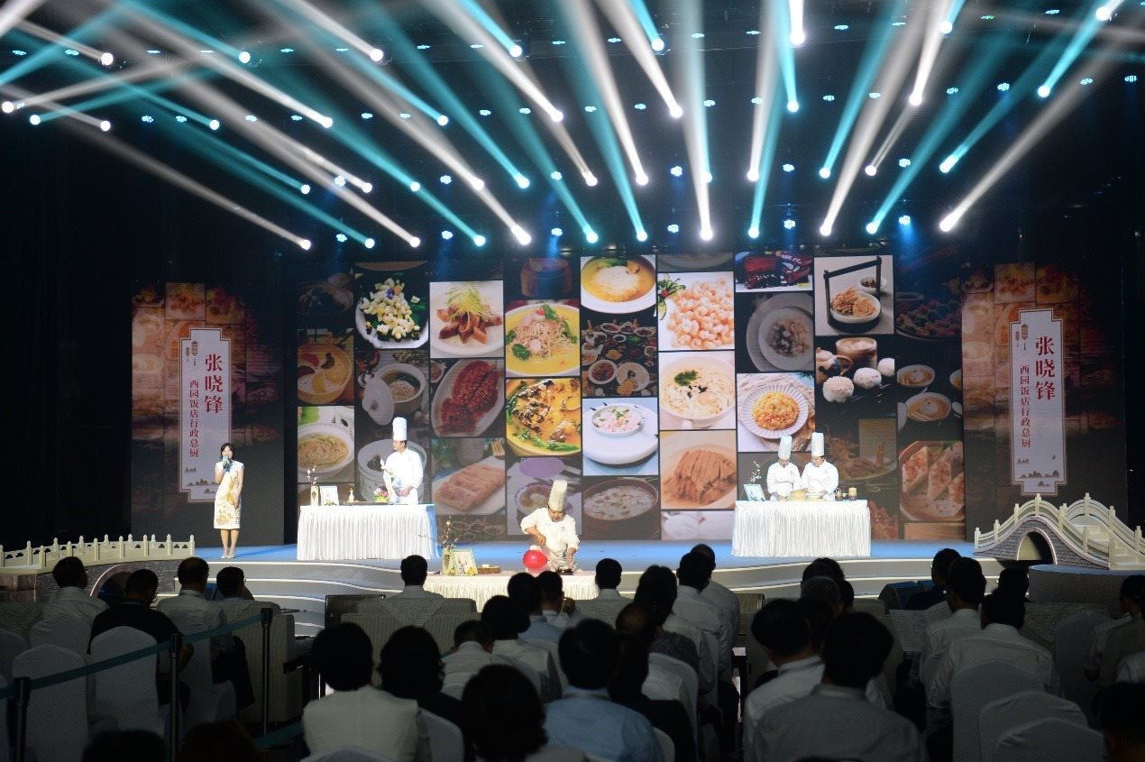 花園國(guó)際大酒店廚師長(zhǎng)朱燾、西園飯店行政總廚張曉鋒、冶春面點(diǎn)總廚倪秋香、冶春面點(diǎn)制作技藝第五代傳人陳詩(shī)雅展示淮揚(yáng)菜絕技。