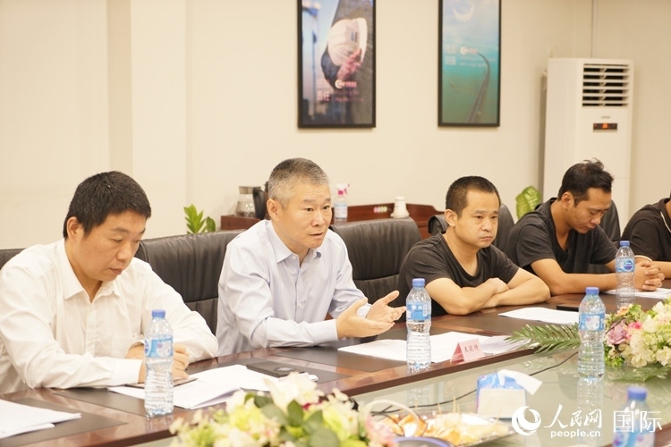 駐尼日利亞使館經(jīng)商處公參王穎琦（左二）講話。人民網(wǎng)記者 姜宣攝