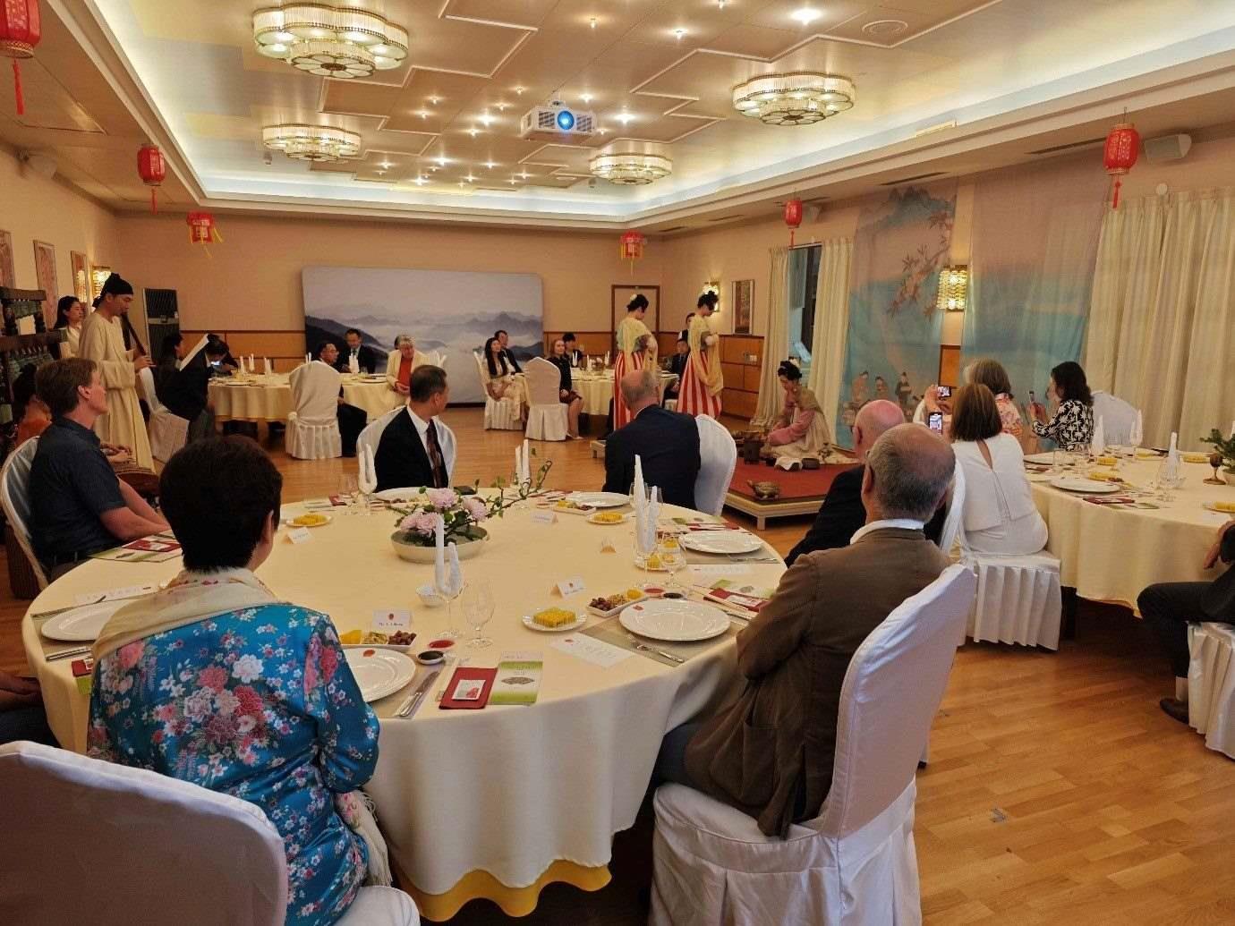 來賓們觀賞茶藝表演和品嘗中華美食。中國駐瑞典大使館供圖