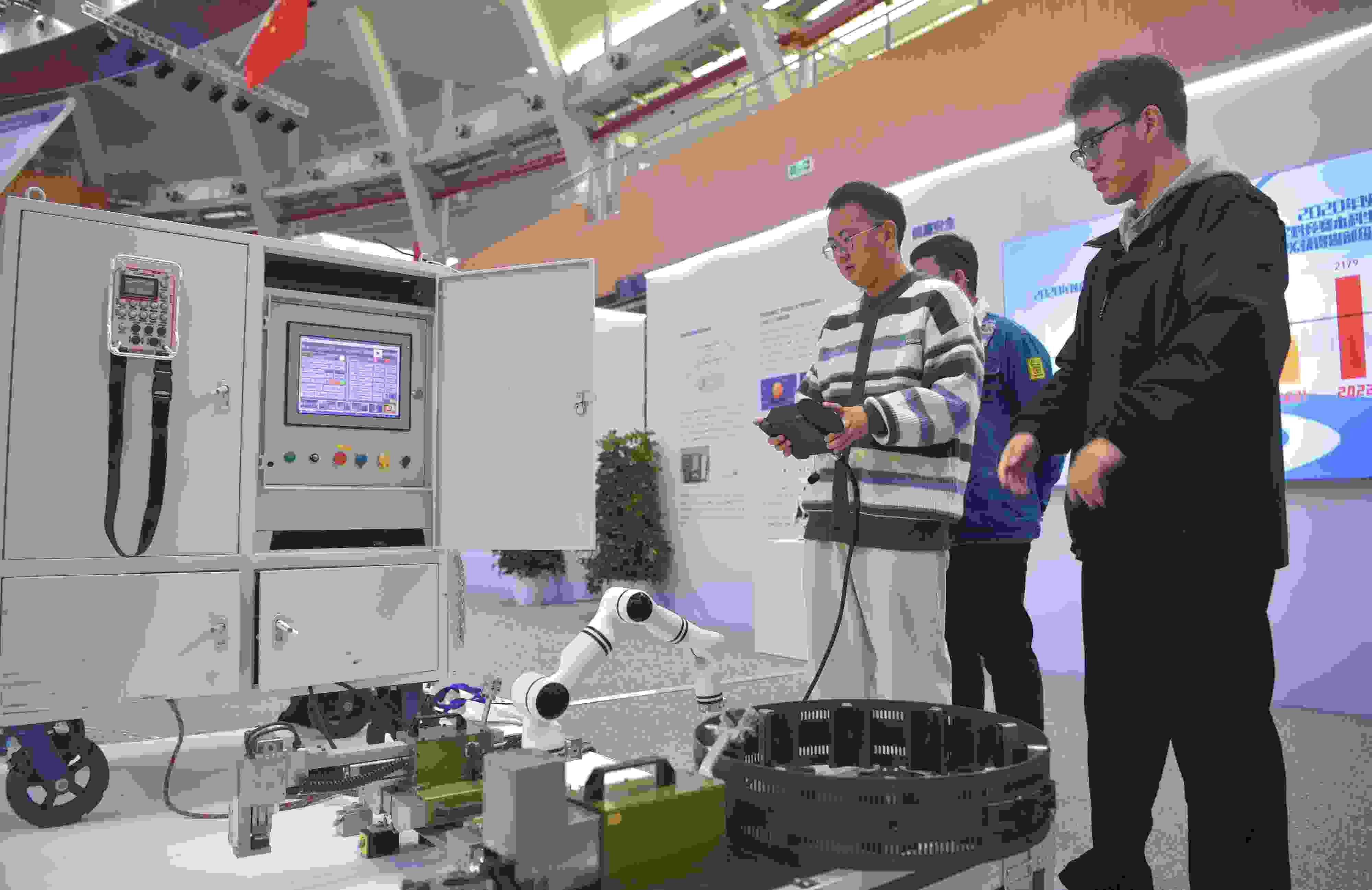 2023年，京南地區(qū)高校科技成果推介會在北京建筑大學大興校區(qū)舉行。圖為高校師生在展示管道全位置焊接機器人系統(tǒng)成果。