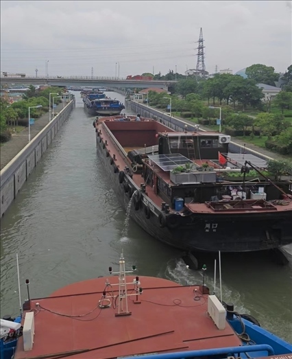 諫壁船閘內(nèi)船只正在過閘。人民網(wǎng)記者 黃鈺攝