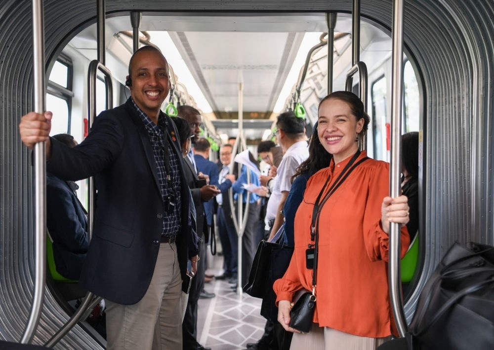 2024年4月22日，拉美和加勒比國家駐華使節(jié)、機(jī)構(gòu)代表和記者應(yīng)外交部邀請，在襄陽騰龍汽車有限公司參訪。新華社記者 杜子璇 攝