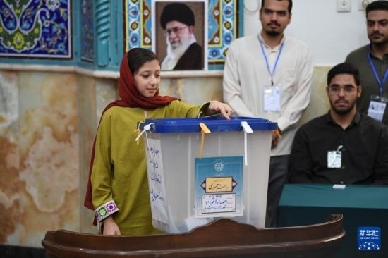 6月28日，伊朗選民在德黑蘭的一處投票站參加總統(tǒng)選舉投票。新華社記者 沙達(dá)提 攝