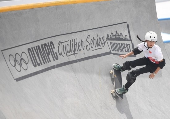 6月20日，鄭好好在比賽中，她在預(yù)賽中最佳成績?yōu)?2.60分。當(dāng)日，巴黎奧運(yùn)會資格系列賽布達(dá)佩斯站滑板女子碗池預(yù)賽在布達(dá)佩斯舉行。新華社記者 賀燦鈴 攝