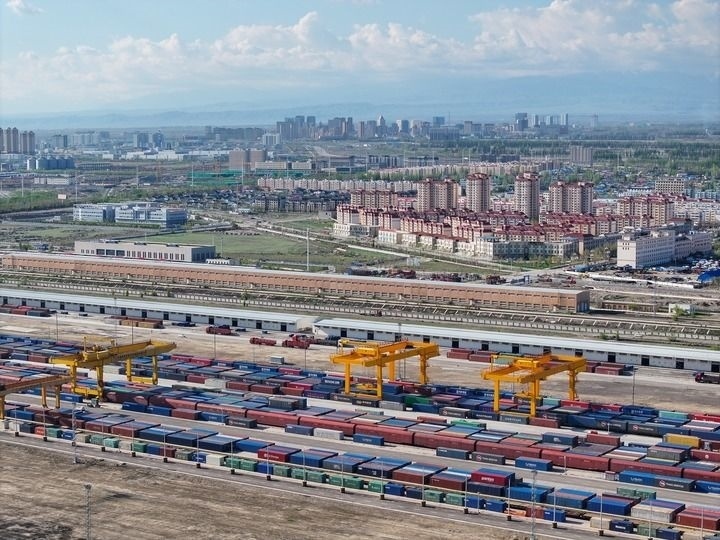 這是2024年4月18日拍攝的霍爾果斯鐵路口岸換裝場（無人機(jī)照片）。新華社記者 趙戈 攝