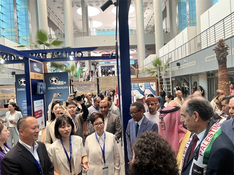 沙特廣播電視局首席執(zhí)行官、阿廣聯(lián)主席穆罕默德（右二）、阿廣聯(lián)秘書長蘇萊曼（右三）等阿拉伯國家嘉賓參觀展臺。主辦方供圖