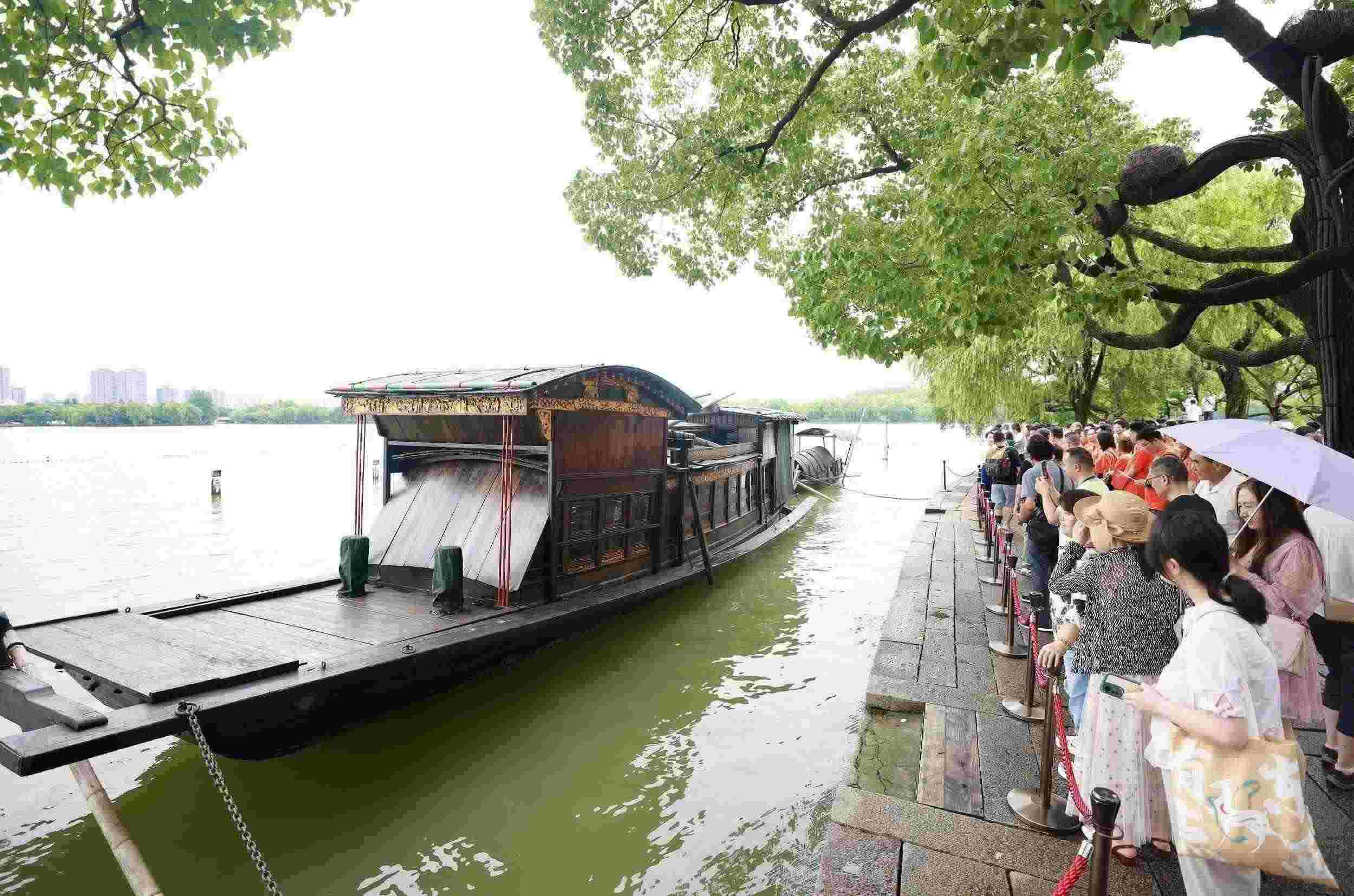 浙江嘉興，游客在南湖景區(qū)湖心島瞻仰紅船，感悟“紅船精神”。（圖片來(lái)源：視覺(jué)中國(guó)）