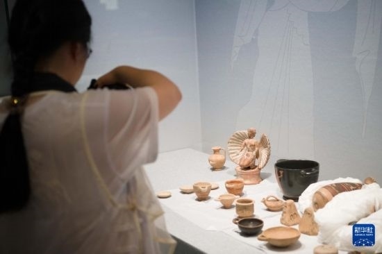 7月2日，開(kāi)箱后的古希臘文物被工作人員移入展柜。新華社記者 張端 攝