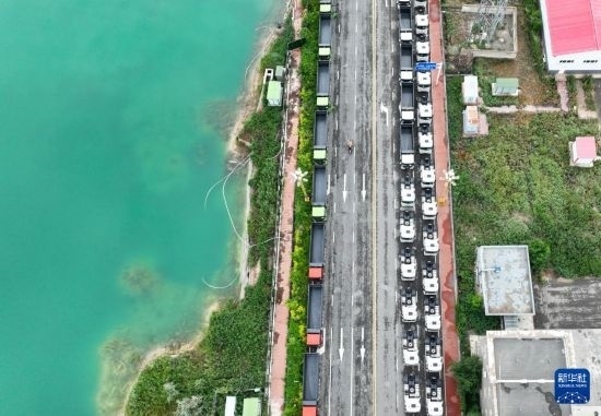 7月2日，車輛在巴克圖口岸有序出境（無人機照片）。新華社發(fā)（馬丁 攝）