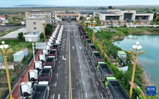 7月2日，車輛在巴克圖口岸有序出境（無人機照片）。新華社發(fā)（馬丁 攝）